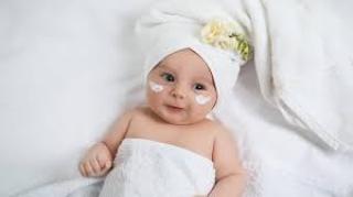 Bôi kem dưỡng ẩm đúng cách: Bảo vệ làn da nhạy cảm của bé yêu